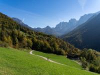 Rückblick ins Kaisertal mit Wilder Kaiser rechts und Zahmer Kaiser links